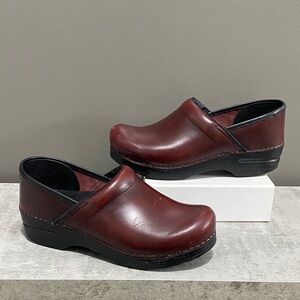 Dansko Burgundy Leather Clogs Made in Italy Size 39 US 9